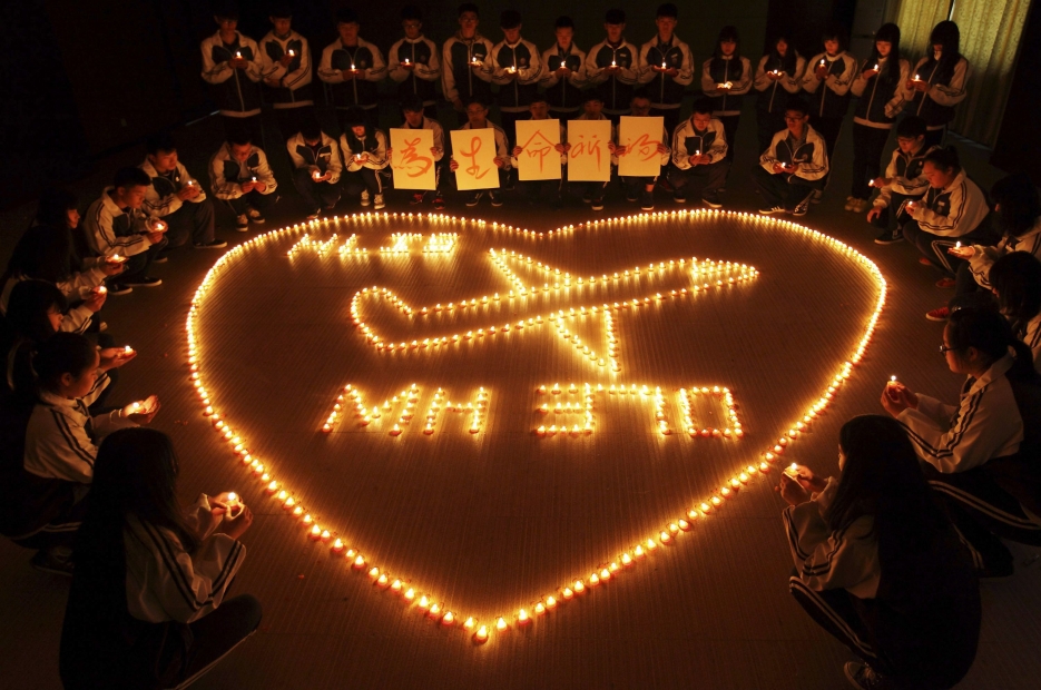 Students from China holding a candlelight memorial for the missing passengers on board MH370. PHOTO: themalaymailonline.com