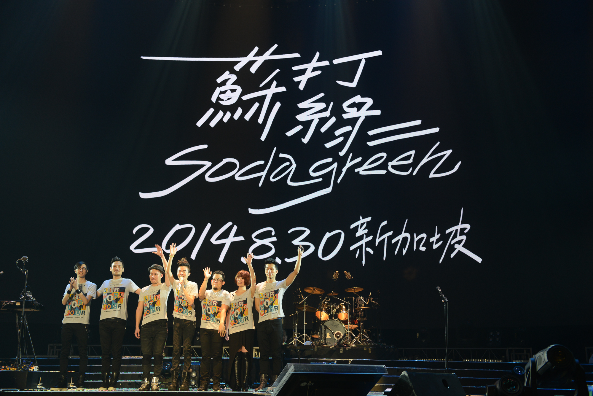 苏打绿六人（右起）：家凯、馨仪、小威、青峰、阿龚与阿福一起介绍演唱会的另一名吉他手小洋（左一）。照片：AMC Live Singapore 提供