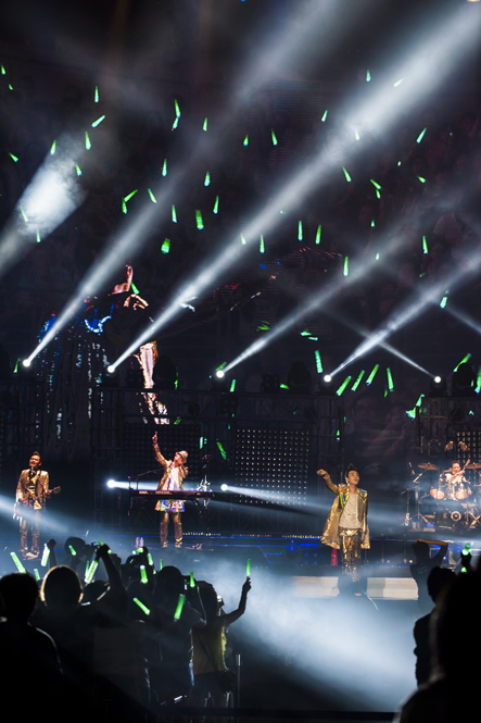 歌迷们举着绿色荧光棒，随着《小宇宙》的旋律摇摆。室内体育馆瞬间化为一片绿色海洋。