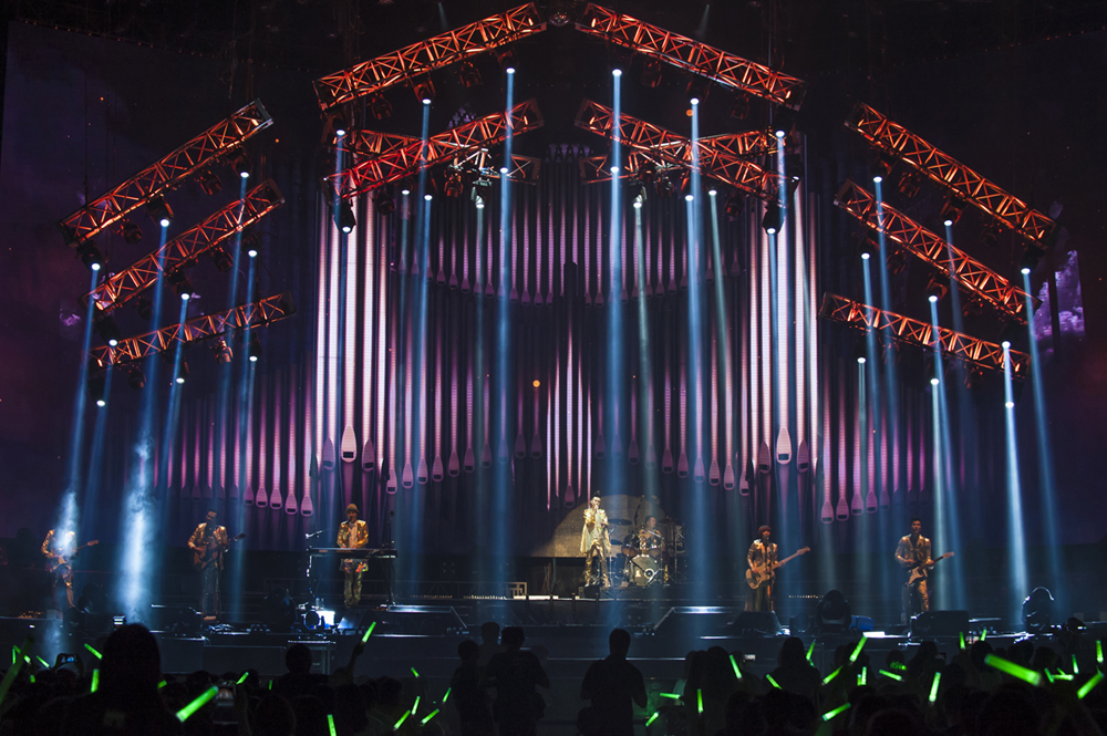 苏打绿在十周年演唱会上不只改编了经典歌曲，也呈现了特别的镭射灯光效果，让歌迷们得到了不同的听觉与视觉体验。