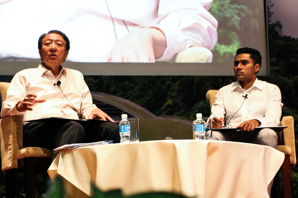 HOT TOPICS: Mr Teo tackled a wide range of questions at the forum, with main issues on the agenda including foreigners in the job market and maintaining cohesiveness in the Singapore society. The forum was moderated by Kubaren Algasamy, a final-year-student from the School of Biological Sciences. PHOTO: TANG HAO