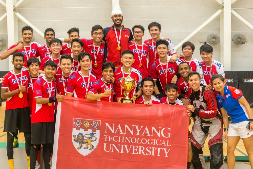 The men’s floorball team dethroned defending champions Temasek Polytechnic 5-2 on 27 Jan. PHOTO: ZHENG JUNCEN