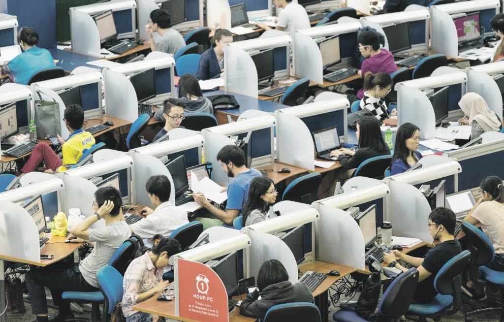 Singapore recorded its hottest-ever temperature of 36.7 deg C just three weeks ago. The rise in temperatures have led students to pack air-conditioned study areas, especially during the study break. PHOTO: KENJI KWOK