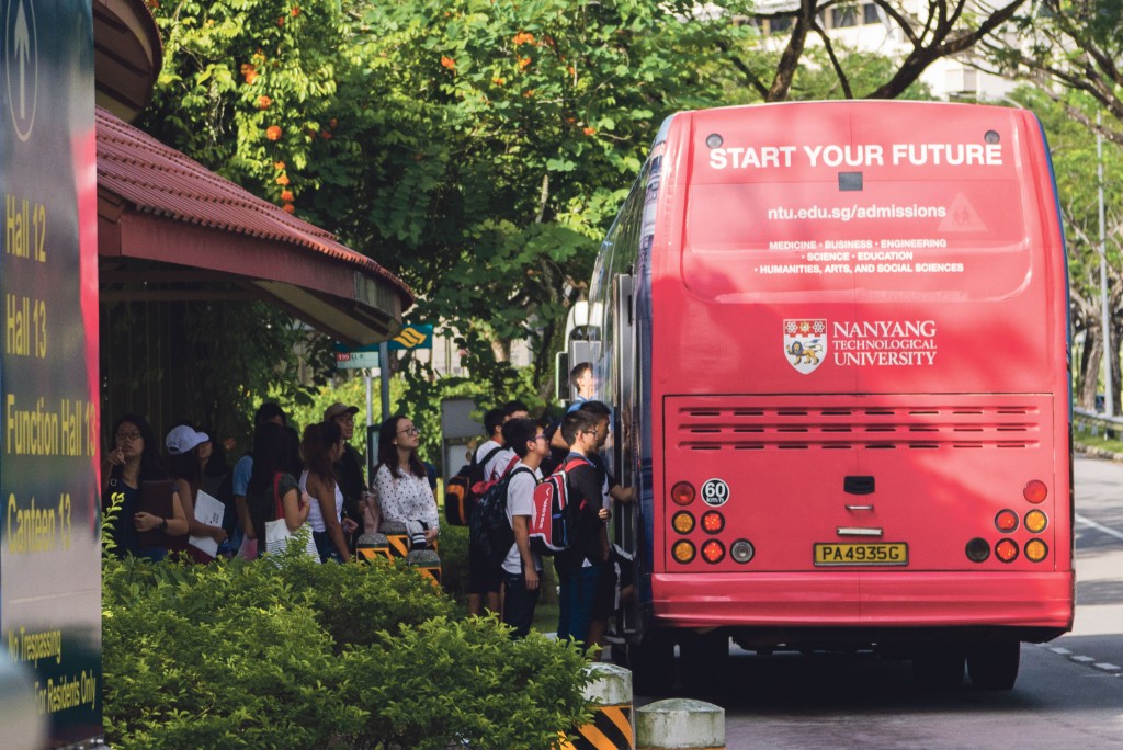 SHUTTLE BUS BLUES: Some students said they wait up to 40 minutes to board a shuttle bus, while others wake up almost two hours before class to account for delays. PHOTO: ZHENG JUNCEN