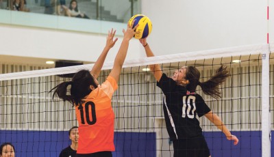 Rachel Lau (in black) helped the NTU women’s volleyball team retain its title with a 3-0 win over rivals NUS on 2 Oct. PHOTO: Zheng Juncen