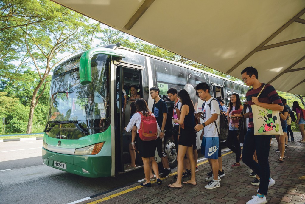 Students said campus bus drivers showed better service-oriented attitudes this semester, making trips more pleasant despite crowded buses. PHOTO: ZHENG JUNCEN