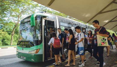 Students said campus bus drivers showed better service-oriented attitudes this semester, making trips more pleasant despite crowded buses. PHOTO: ZHENG JUNCEN
