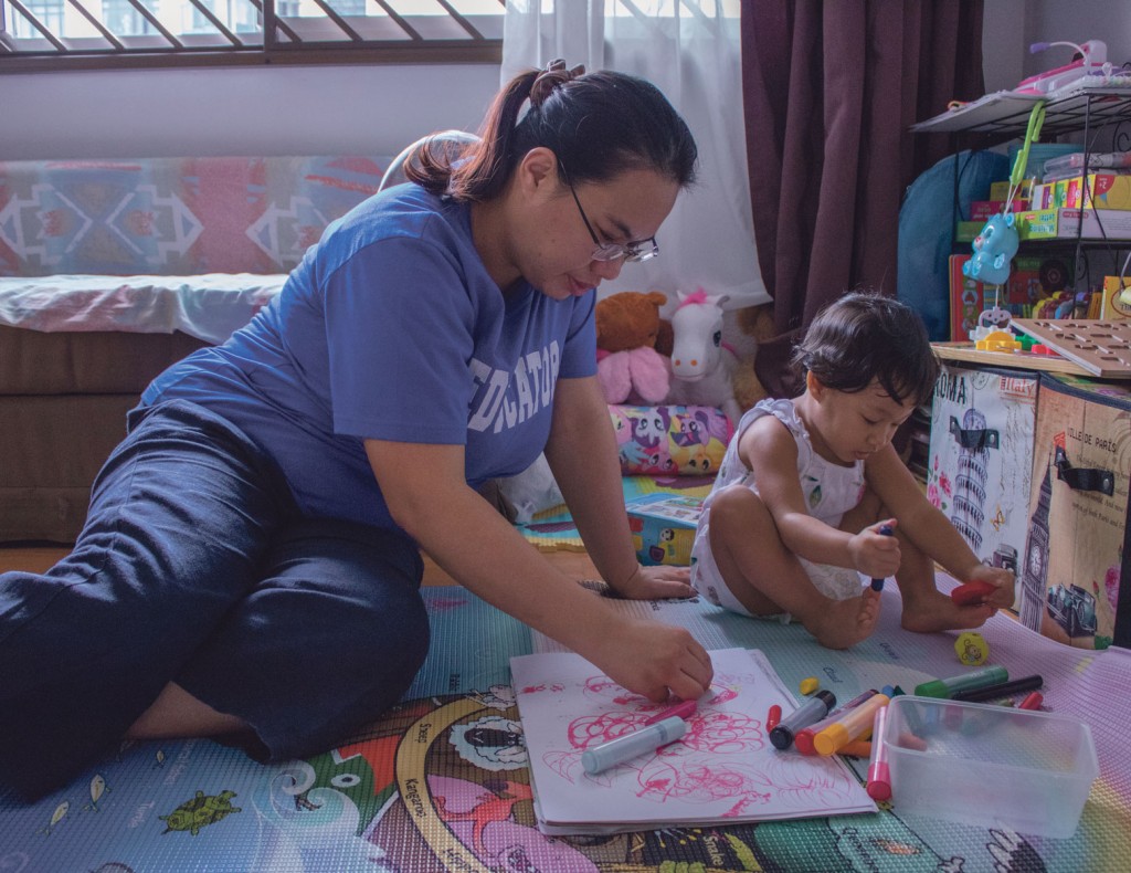 Madam Lai’s semester has just ended and she now has more time to spend with Amberly.  She usually teaches Amberly how to draw simple designs with markers. 