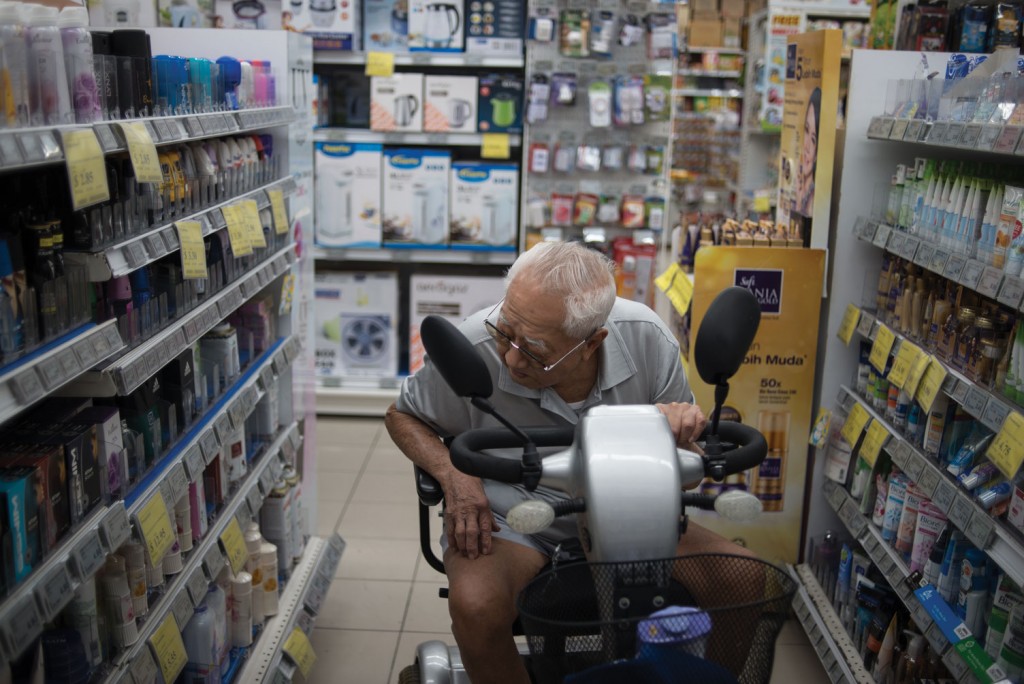 “Follow me, follow me,” said gong gong. I only realised 15 minutes later that gong gong was referring to the brand of the hair gel he uses every day. His favourite, he insisted. The narrow aisles of the supermarket are no challenge for gong gong as he has learnt how to swiftly navigate his electric wheelchair, which he took less than a month to master. “It’s very easy if you know how to drive a car, I learnt it very quickly,” he said in Mandarin.